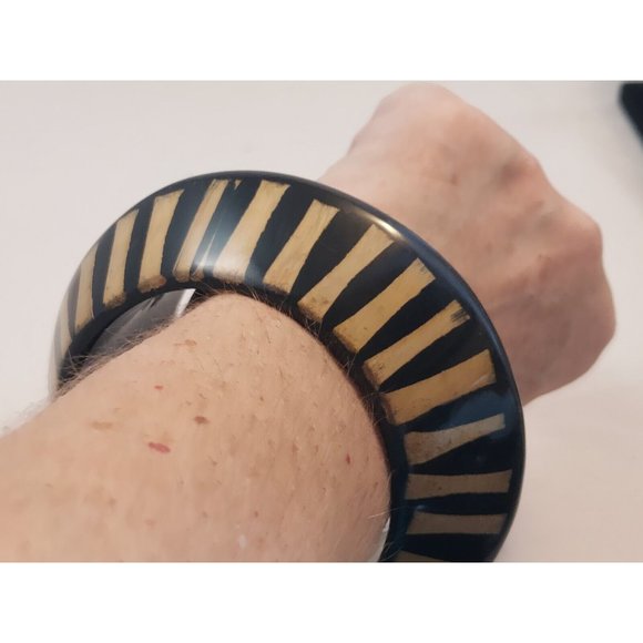 CHUNKY BICONE BANGLE BRACELET VINTAGE LUCITE WOOD BAMBOO 1.5" KENNETH JAY LANE - Picture 6 of 7